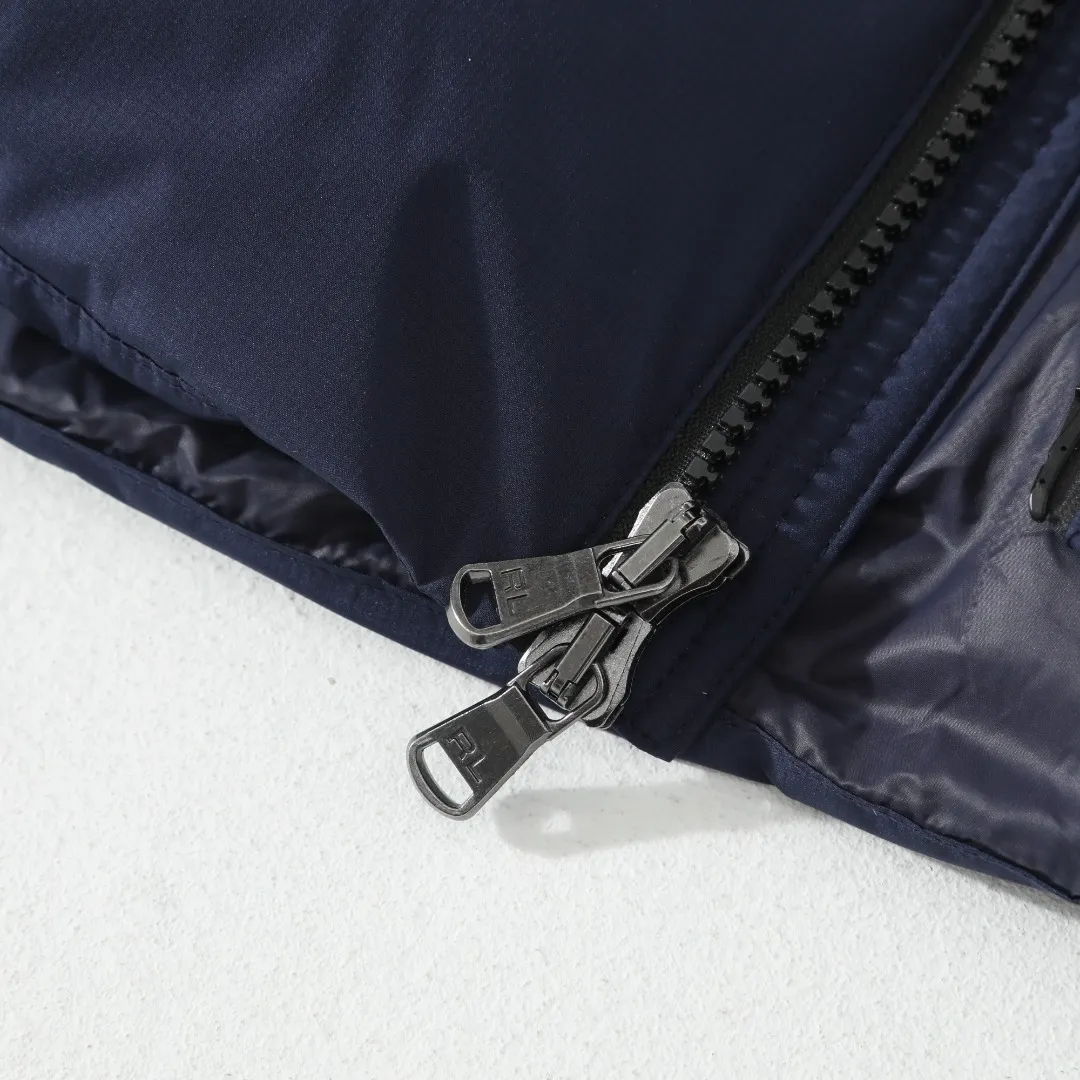 P680 #R58 Ralph Lauren/Ralph Lauren classic new down jacket jacket with detachable hood extra thick plush down jacket men's top "Thousands of stitches of electric embroidery, the logo is like a work of art" The imported Barudan embroidery machine is used to carve the classic polo logo with precision electric embroidery technology. Each letter is full and three-dimensional, with clear details, making it the "most expensive embroidered logo" on the down jacket, highlighting its extraordinary status. "75% national standard high-quality white duck down, light and heat-locking" is filled with 75% high-quality white duck down, which is light and pressure-free, but has excellent warmth retention. After compression, it can quickly rebound and become fluffy, say goodbye to bloat, embrace unburdened warmth, and face the cold winter without timidity. "Technical fabrics that protect against cold and wind and rain" · Long-lasting fluffy and non-stiffening, consistent thermal performance · 400T high-density gallbladder + pinhole retraction technology, completely say goodbye to velvet · Windproof and waterproof matte fabric with adjustable hem, easy to deal with bad weather "Five colors come together to interpret diverse styles" · White: pure first snow, fresh and versatile · Black: classic without limits, calm and atmospheric · Navy blue: low-key and elegant, suitable for both business and leisure · Sky blue: bright and healing, brightening up dull winter days · Khaki: retro and gentle, the first choice for urban wanderers "The details are authentic, the texture is everywhere" The original electroplated YK zipper is smooth and durable, the detachable hood can be worn multiple times, and the original hangtag and washable label ensure authentic quality. The same design for men and women makes it easy to control whether it is used as a couple's outfit or to create personal style, making it an indispensable fashion equipment this winter.  Color: Black, Navy, Khaki, White, Sky Blue Size: S M L